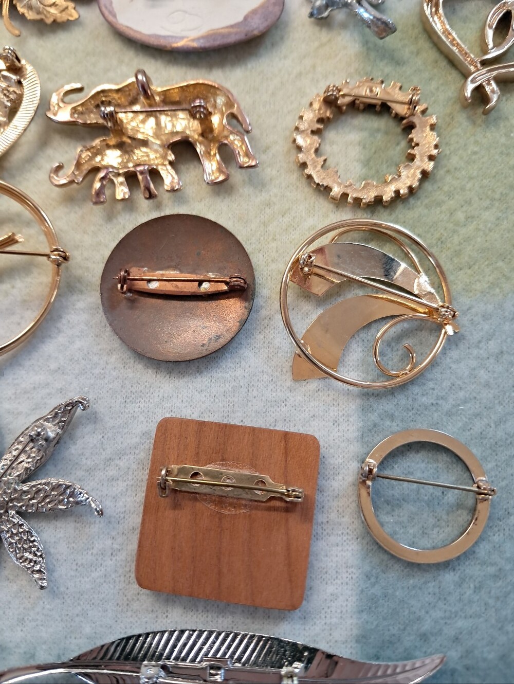 Brooches Vintage Costume Jewelry Lot Elephant Heart Feather Leaf - Picture 13 of 13